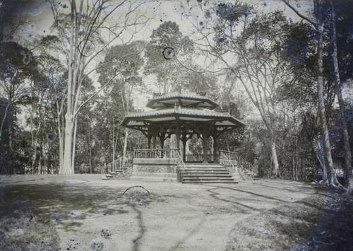 Lầu bát giác trong vườn Dinh Norodom, thập niên 1920. Công trình này ngày nay vẫn còn. Ảnh tư liệu.