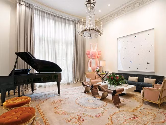 Các phòng khách chính và sảnh phụ đều hoàn hảo với trần nhà cao và đèn chum lung linh tạo cảm giác mênh mông, thoáng đãng.