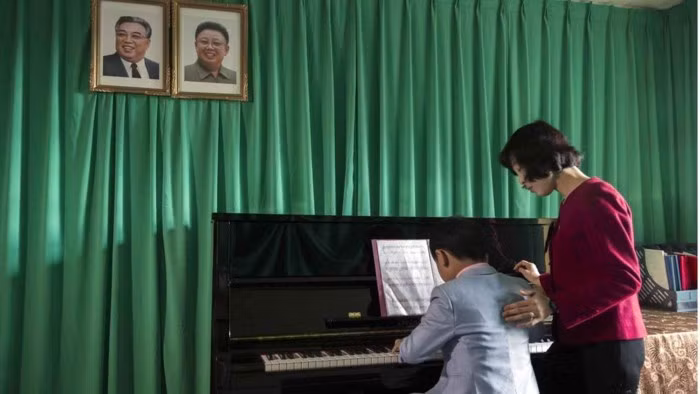 Loạt ảnh hiếm về cảnh 'ăn chơi' hằng ngày ở Triều Tiên - Ảnh 7