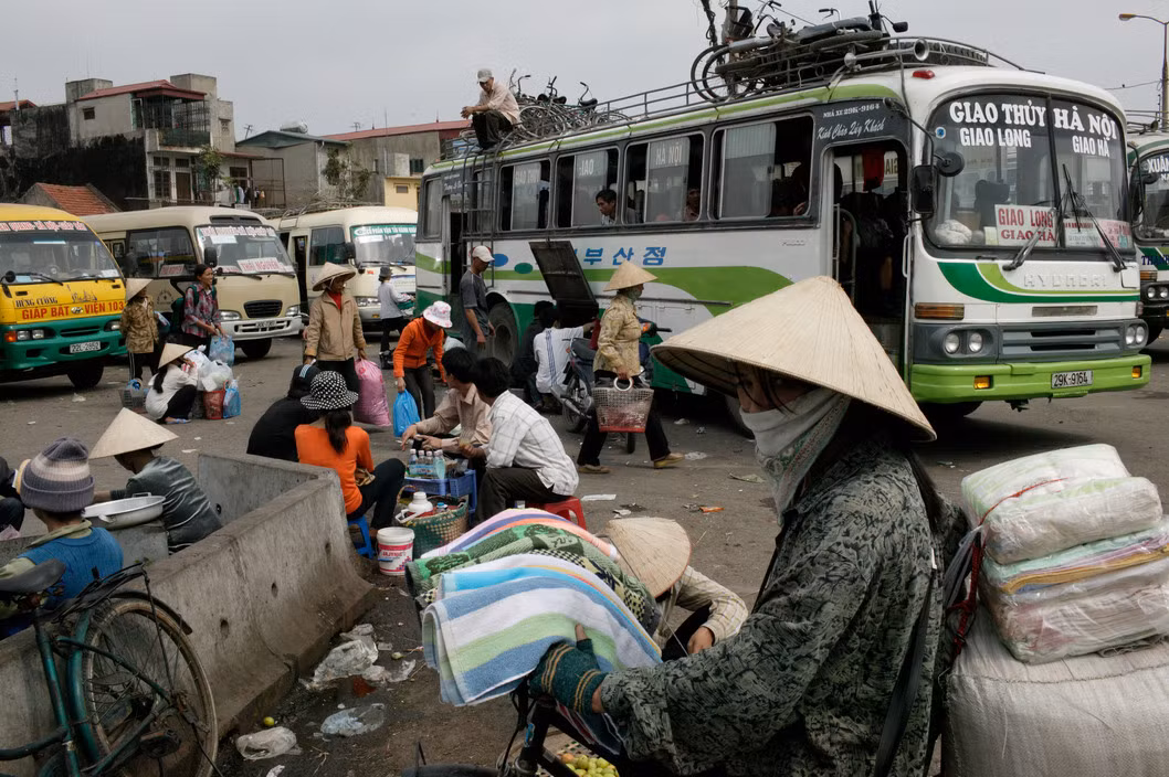 Bến xe Giáp Bát ngày 26 tháng Chạp. Ảnh: John Vink/Magnum.