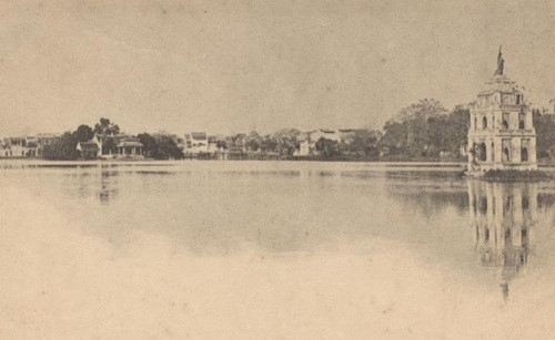 Vào năm 1890, trên nóc tháp Rùa của Hồ Gươm xuất hiện một bức tượng Nữ thần Tự Do. Trước đó, bức tượng này được đặt ở vườn hoa trước cửa nhà Ngân hàng Đông Dương (tức vườn hoa Chí Linh, nơi đặt tượng vua Lý Thái Tổ bây giờ). Ảnh tư liệu.