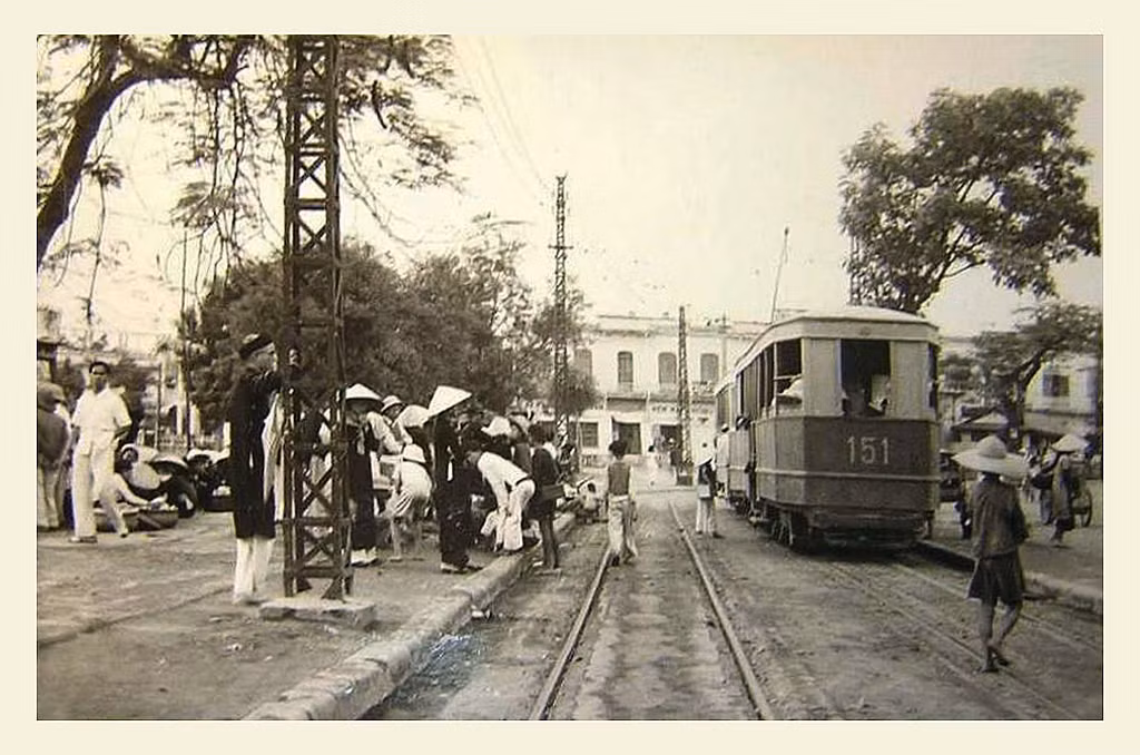 Bến xe điện Bờ Hồ năm 1952. Xe điện từng là một hình ảnh đặc trưng trong cuộc sống ở Thủ đô. Đến đầu thập niên 1990, loại hình giao thông này đã bị loại bỏ hoàn toàn. Ảnh tư liệu.