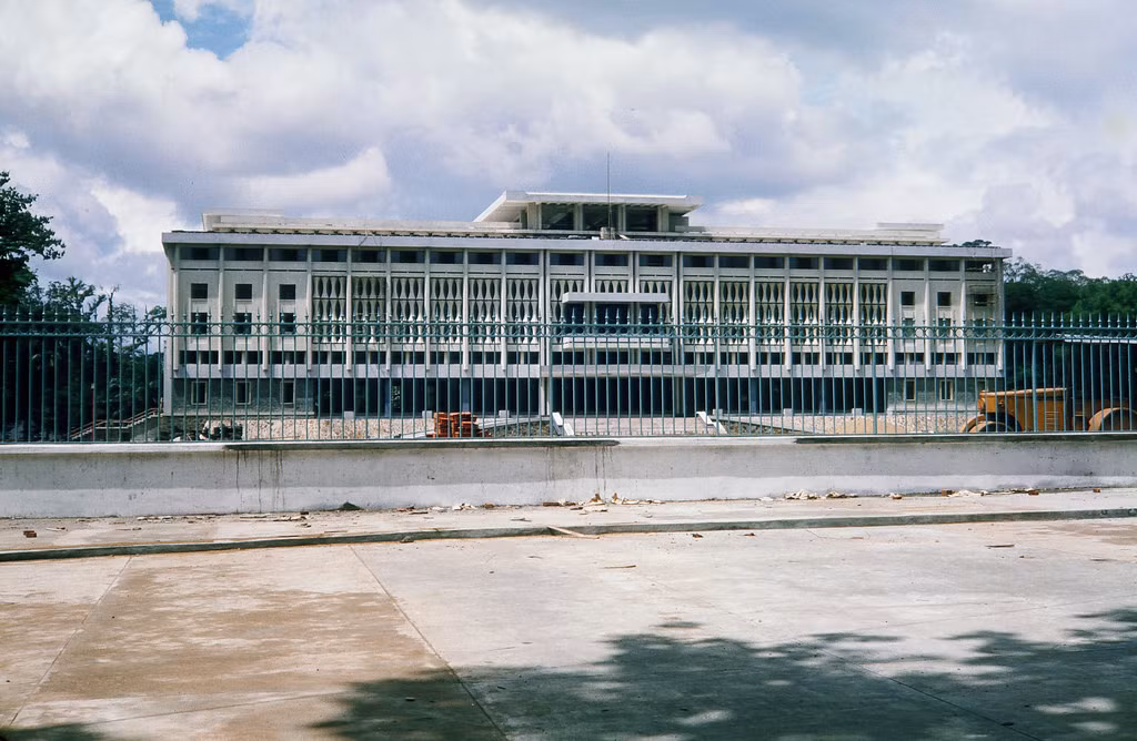 Dinh Độc Lập mới khi sắp được xây dựng hoàn thành, năm 1966. Công trình này sau đó đã trở thành một biểu tượng lịch sử của cuộc chiến tranh Việt Nam. Ngày nay, tên gọi chính thức của Dinh là Hội trường Thống Nhất. Ảnh: Rayr8.
