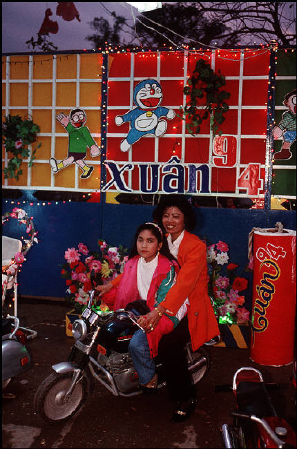 Hai mẹ con hào hứng chụp ảnh tại bờ hồ. Ảnh: Bruno Barbey/Magnum.