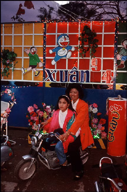 Hai mẹ con hào hứng chụp ảnh tại bờ hồ. Ảnh: Bruno Barbey/Magnum.