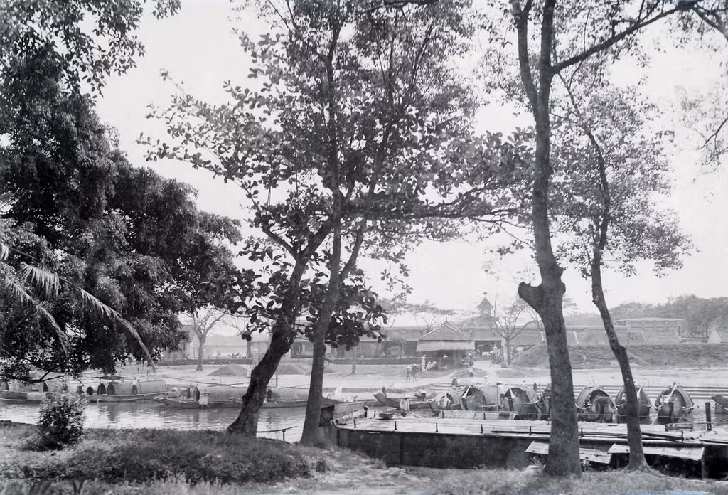 Chợ Đông Ba nhìn từ bên kia sông Đông Ba, thập niên 1920. Ảnh tư liệu.