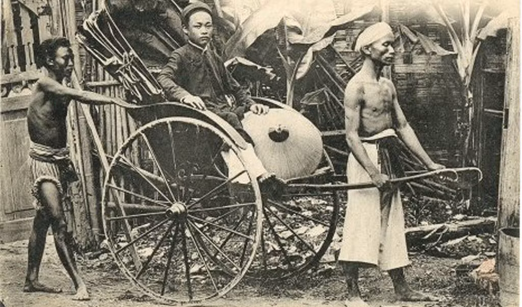Chỉ những người có địa vị trong xã hội mới sử dụng xe kéo. Vì vậy, trong suốt nhiều thập niên, xe kéo tay đã trở thành biểu tượng cho sự giàu có và uy quyền của giới thượng lưu Việt. Ảnh tư liệu.