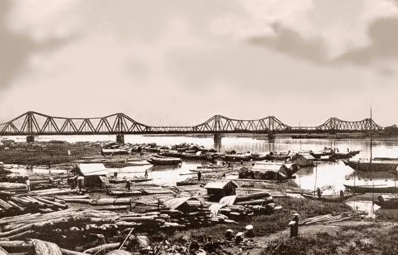 Cây cầu được có kiến trúc độc đáo, do hãng Daydé &amp; Pillé thiết kế, lấy cảm hứng từ kiểu dáng của cầu Tolbiac ở quận 13, Paris trên tuyến đường sắt Paris - Orléans, Pháp. Ảnh tư liệu.