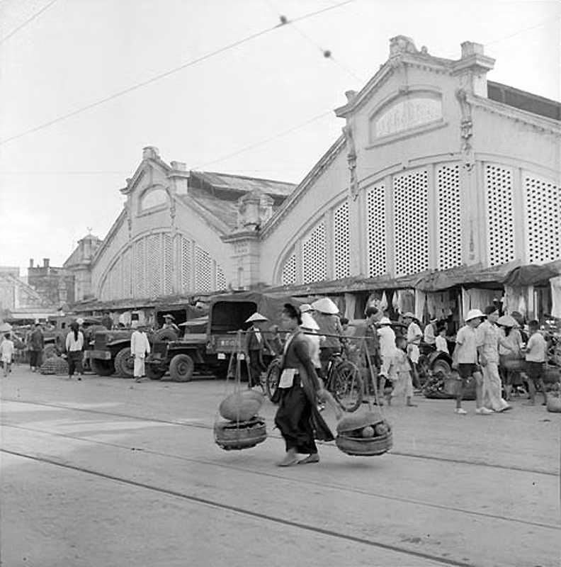 Những chiếc xe quân sự đỗ phía trước chợ Đồng Xuân, đầu thập niên 1950. Ảnh tư liệu.
