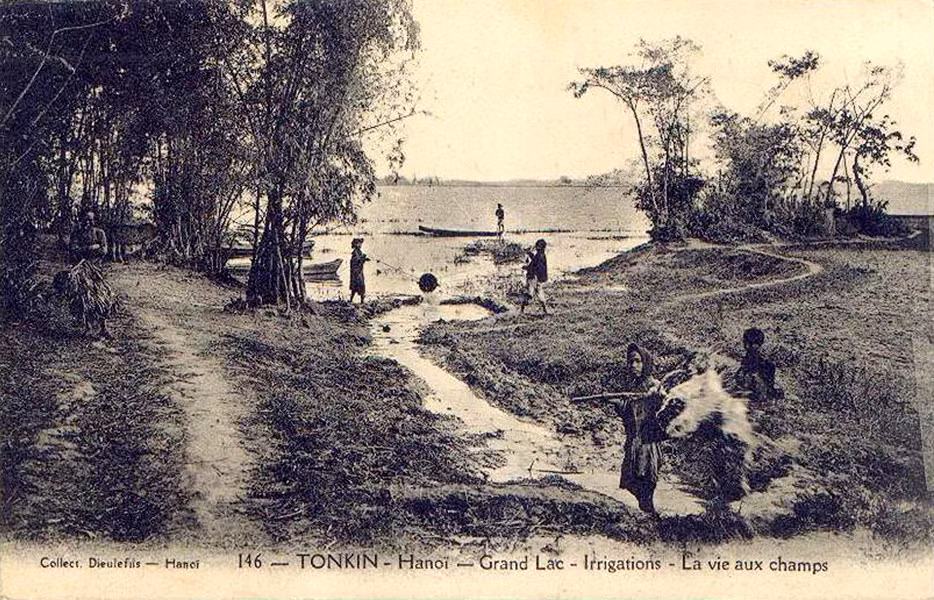 Tát nước từ hồ Tây vào đồng ruộng. Ảnh tư liệu.