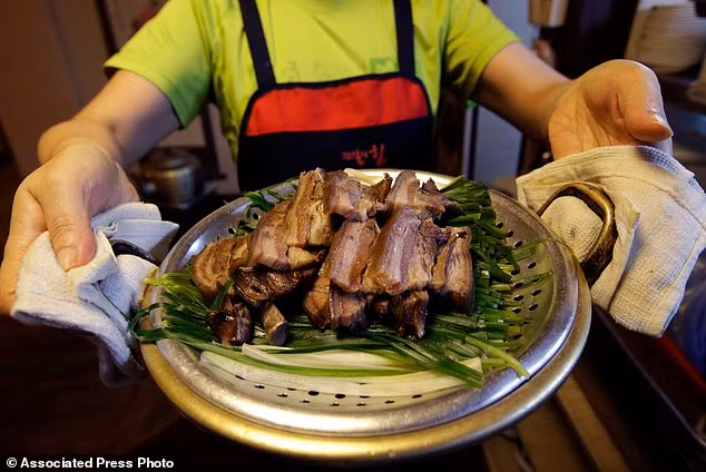 Tại một số quôc gia Á Đông như Trung Quốc, Hàn Quốc, Việt Nam, thịt chó là một nguyên liệu của nền ẩm thực truyền thống. Ảnh: Daily Mail.