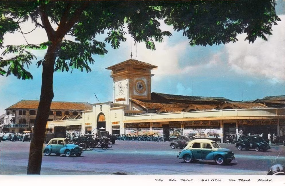 Chợ Bến Thành trong tấm bưu thiếp in năm 1962. Ảnh tư liệu.