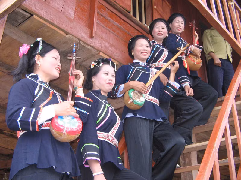 Người Nùng coi chó con vật thiêng nên không bao giờ ăn thịt chó. Người Nùng Cháo có tục chọn ngày tốt để đặt con chó đá trước cửa. Người Nùng ở Cao Bằng gọi chó đá với những cái tên kính cẩn như "Quan lớn Hoàng Thạch", "cụ Thạch" và đem thờ cúng trước cửa nhà. Ảnh: Báo Bắc Giang.