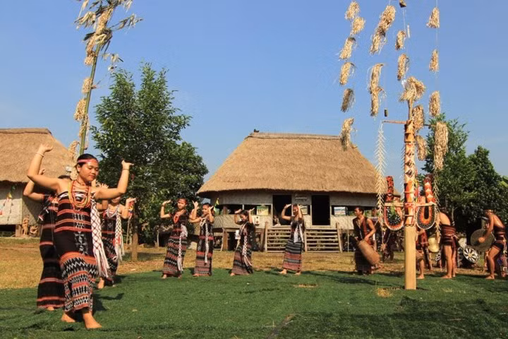 Truyền thuyết người Cơ Tu kể rằng, sau một trận hồng thủy thuở xưa, chỉ còn một cô gái và một con chó sống sót. Cô sống cùng với con chó như vợ chồng, sinh ra hai người con, một trai, một gái. Sau này, hai người con lại lấy nhau, sinh ra một quả bầu. Từ quả bầu đó, nhiều dân tộc khác nhau đã ra đời. Ảnh: SK &amp; ĐS.