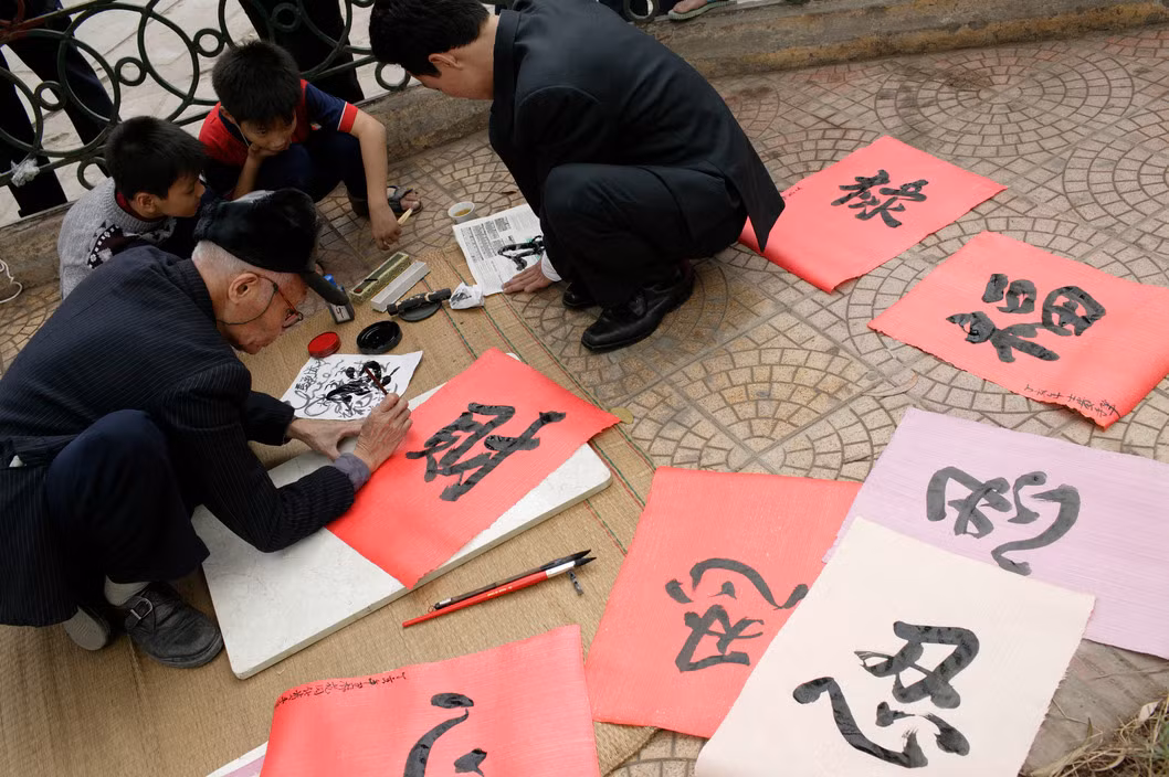Ông đồ già bán chữ bên ngoài Văn Miếu - Quốc Tử Giám, ngày 27 tháng Chạp. Ảnh: John Vink/Magnum.
