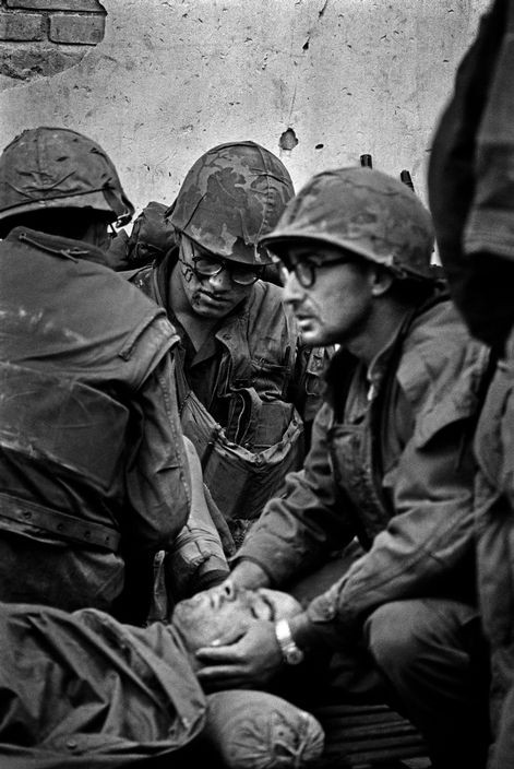 Một điểm tập kết thương binh Mỹ trong nội thành Huế. Ảnh: Philip Jones Griffiths.