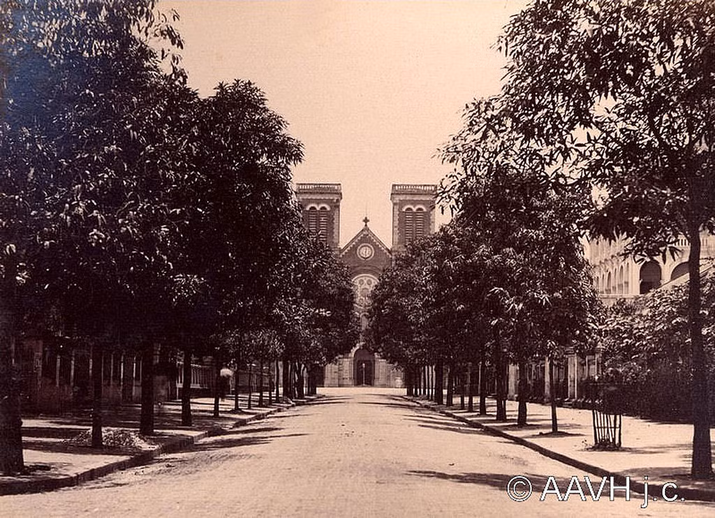 Diện mạo Nhà thờ Đức Bà khoảng năm 1890-1895 nhìn từ đường Catinat, nay là đường Đồng Khởi. Ảnh tư liệu.