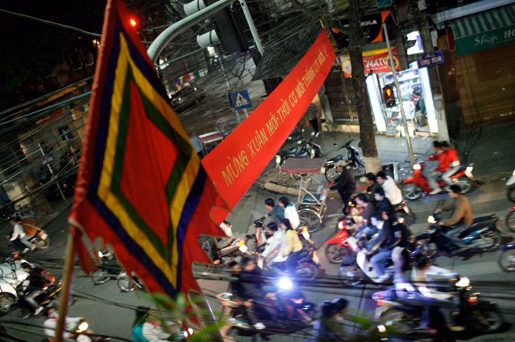 Phố Hàng Gai ở Hà Nội trong dịp Tết Nguyên đán Đinh Hợi năm 2007. Ảnh: John Vink/Magnum.