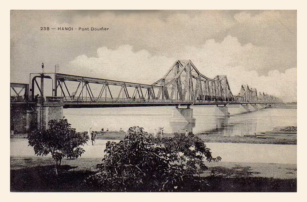 Sang thời bình, cầu Long Biên được sửa chữa, nhưng các nhịp cầu đã bị phá hủy không được khôi phục. Trong nhiều thập niên, cầu được sử dụng cho tàu hỏa, xe đạp và người đi bộ. Cuối năm 2005 xe máy được phép đi qua cầu Long Biên để giảm việc ùn tắc giao thông cho cầu Chương Dương. Ảnh tư liệu.