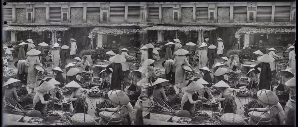 Cảnh họp chợ ở chợ Đông Ba thập niên 1920. Ảnh tư liệu.