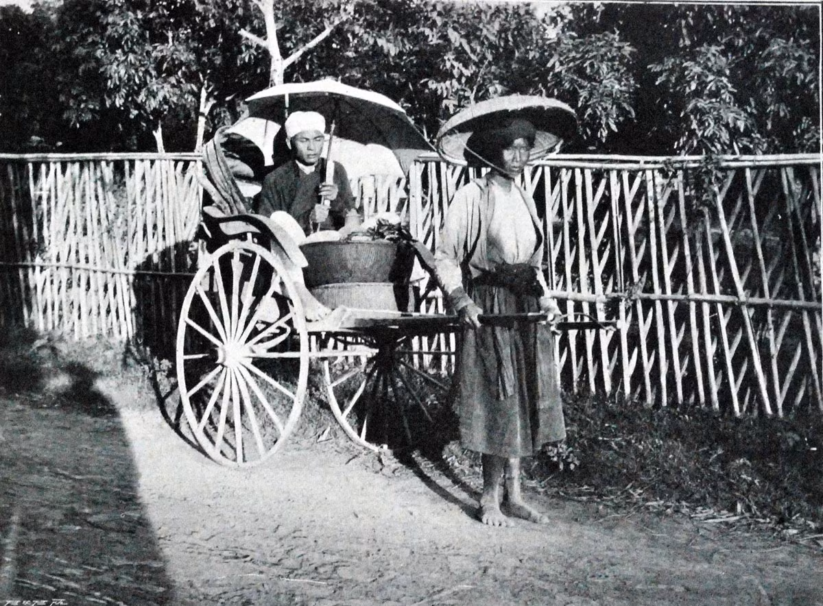 Từ đầu thập niên 1940, xe xích lô xuất hiện và trở nên thịnh hành tại Việt Nam. Vai trò của xe kéo tay dần dần trở nên mờ nhạt. Ảnh tư liệu.