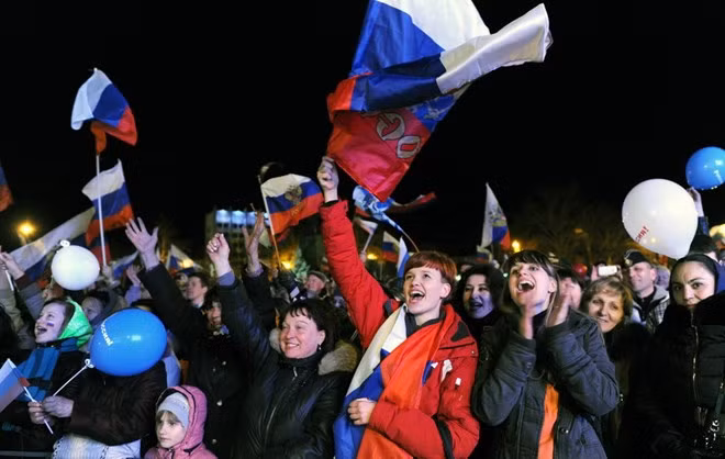 ... ủng hộ chuyện khu vực này sáp nhập vào Nga là hai ngòi nổ khiến phương Tây quyết định áp lệnh trừng phạt lên nước này.