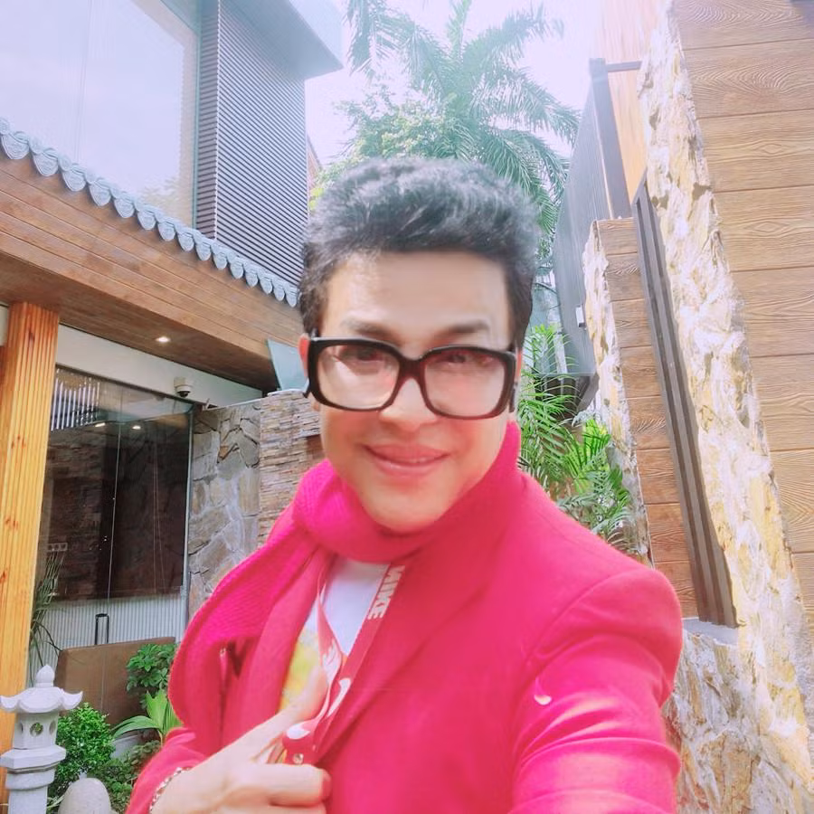 Dù gây tranh cãi nhưng không thể phủ nhận rằng MC Thanh Bạch đã tạo dựng được một phong cách thời trang khác lạ trong showbiz Việt. MC U70 là minh chứng cho câu nói "đẹp không cần khuôn mẫu", tự tin khẳng định cá tính riêng.