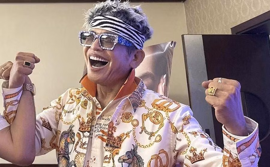 Thanh Bạch muốn tạo sự trẻ trung so với tuổi nhưng việc lạm dụng phụ kiện lấp lánh khiến nhiều người thấy rối mắt. Tông màu dành cho giới trẻ như đỏ, cam, vàng chanh, xanh nõn chuối... được Thanh Bạch thường xuyên lựa chọn. Nam MC còn áp dụng với cả gu chọn màu cho kính.