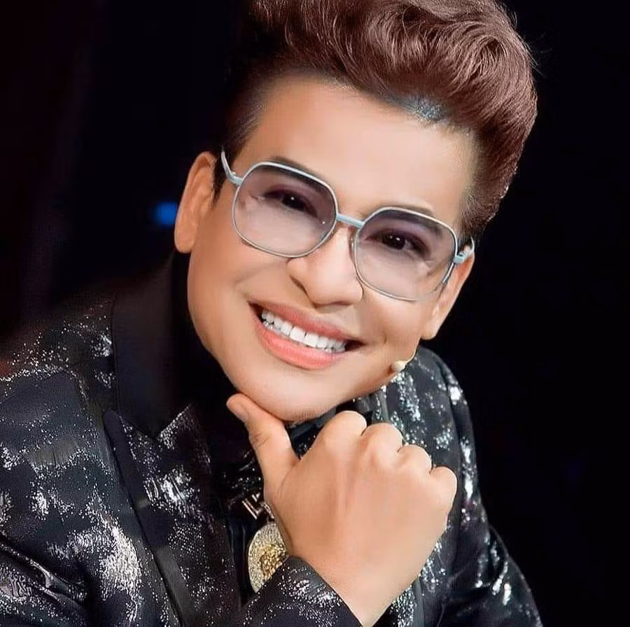 MC Thanh Bạch nổi tiếng với nhiều chương trình truyền hình đình đám đầu những năm 2000, ghi dấu bởi tài năng dẫn dắt, ứng biến linh hoạt và gu thời trang độc đáo.