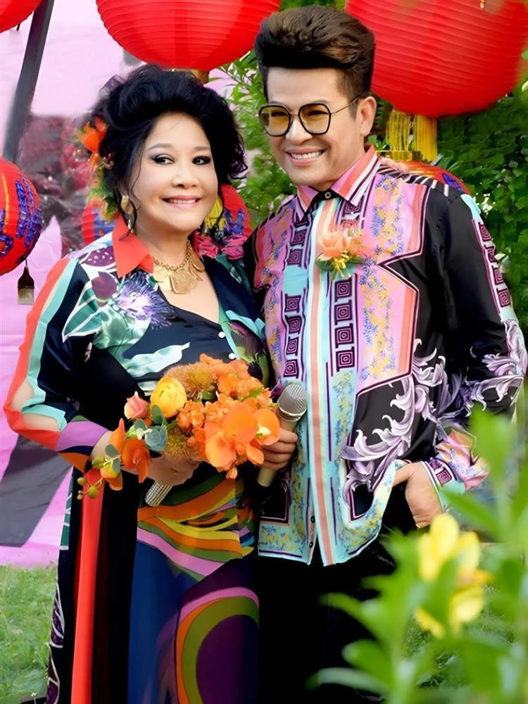 ăm 2016, nam MC tổ chức đám cưới cùng bà Thúy Nga - chủ một trung tâm ca nhạc ở Mỹ - hơn Thanh Bạch 15 tuổi gây chú ý với khán giả.