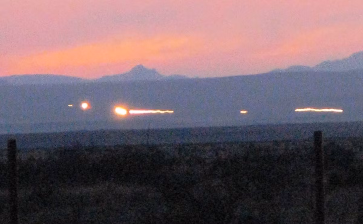 Đèn Marfa, UFO hay hiện tượng tự nhiên? Den Marfa, UFO hay hien tuong tu nhien?