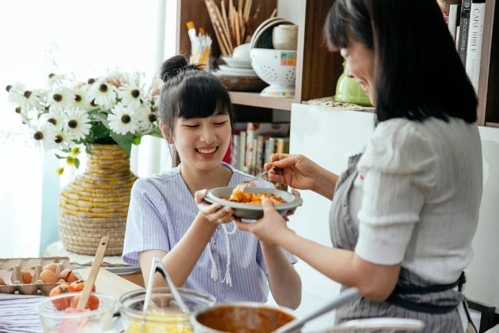 Ve que nghi le, nang dau rot nuoc mat khi thay mam com