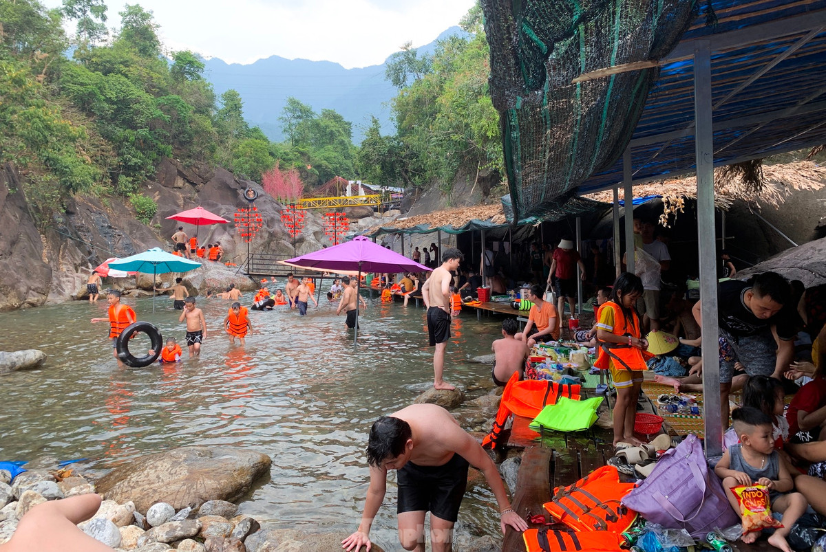 Gioi tre bo pho len nui tam suoi giai nhiet