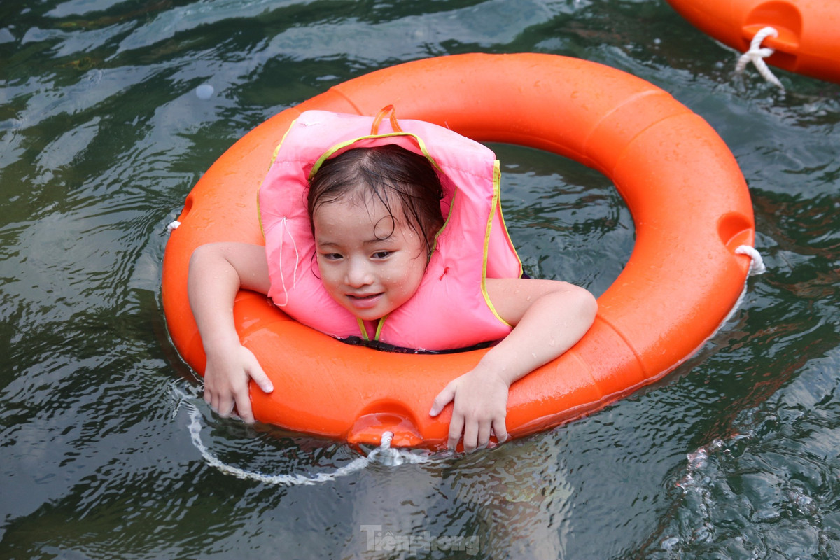 Trẻ nhỏ thích thú vui đùa, hòa mình vào dòng nước trong vắt.