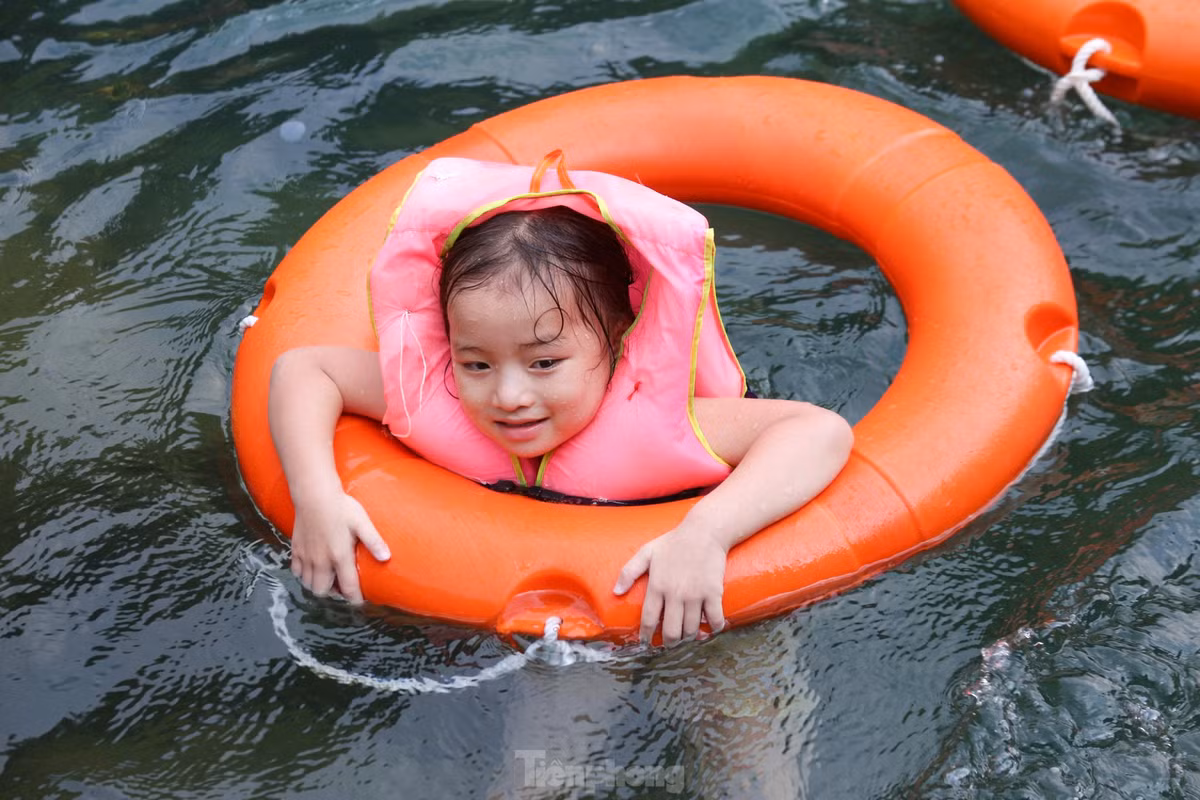 Trẻ nhỏ thích thú vui đùa, hòa mình vào dòng nước trong vắt.