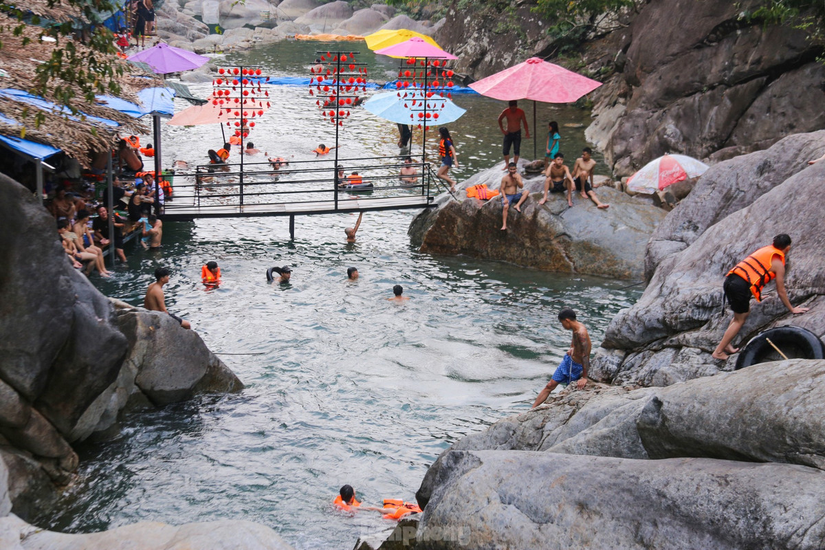 Những bãi tắm sạch sẽ, không khí trong lành tại Suối Tiên được rất nhiều người yêu thích.