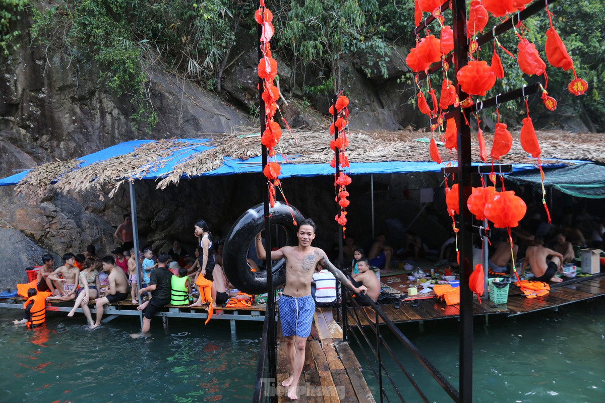 Nhiều bạn trẻ hòa mình với thiên nhiên, vui vẻ tạo dáng chụp hình.