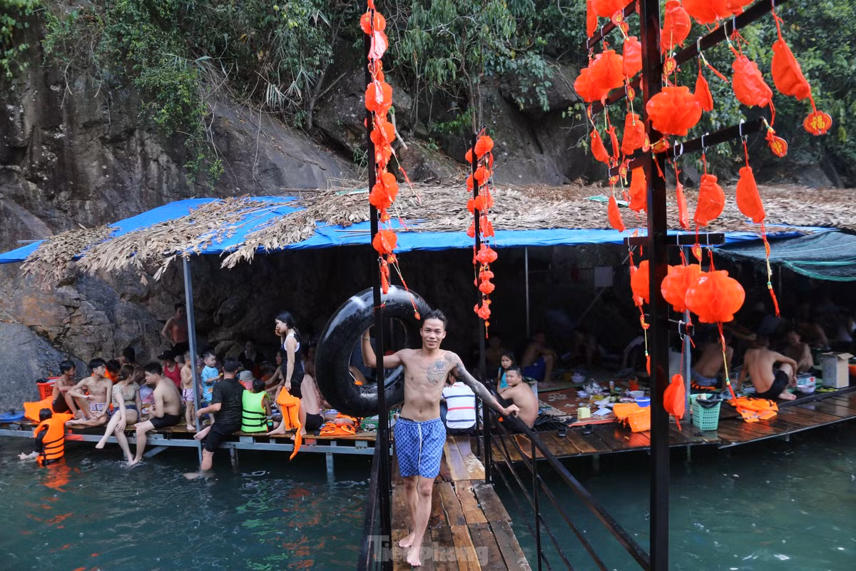 Nhiều bạn trẻ hòa mình với thiên nhiên, vui vẻ tạo dáng chụp hình.