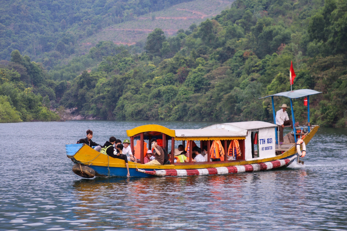 Người dân và du khách sẽ đi bằng thuyền qua một đoạn sông mới vào được Suối Tiên.