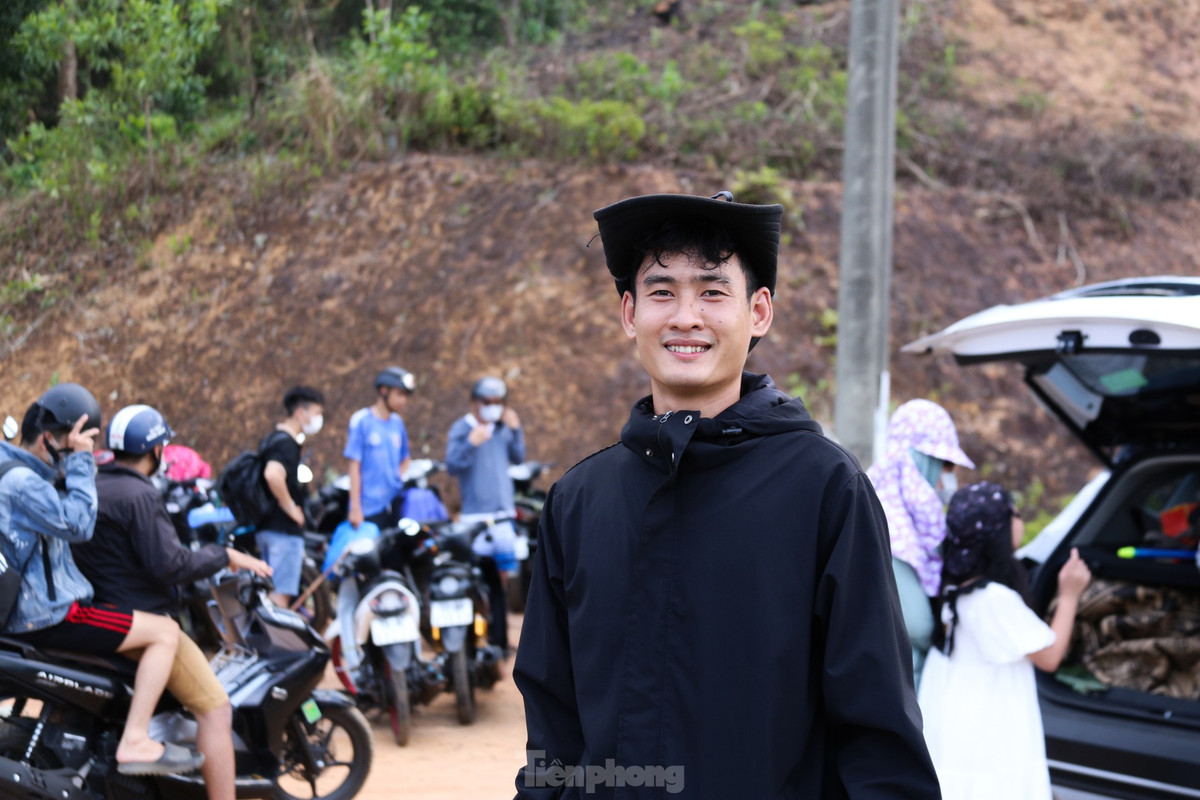 Nguyễn Văn Dự cùng nhóm bạn đã phượt từ Huế về Phú Lộc để tận hưởng ngày cuối nghỉ lễ của mình. “Dự định của nhóm chúng em là vào Đà Nẵng để đi chơi, nhưng trời nắng quá nên phải đổi địa điểm phút cuối. Suối Tiên cảnh vật rất đẹp, dòng suối mát trong lành rất thích hợp để mình vui chơi, tránh nóng”, bạn Dự cho biết.