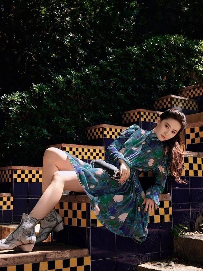 inh tinh Hoa Ngữ nhận được sự chú ý của ống kính truyền thông ngay từ khi xuất hiện với visual xinh đẹp, nổi bật.