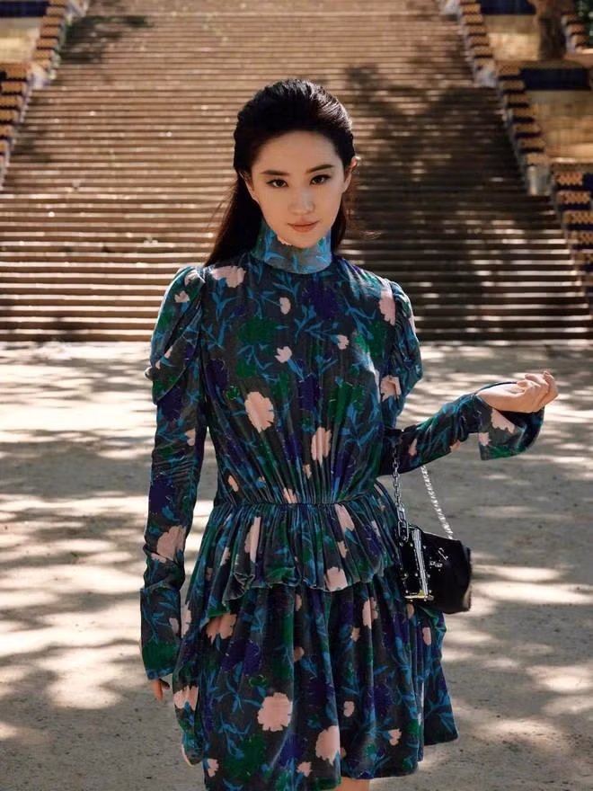 Lưu Diệc Phi chiếm spotlight khi xuất hiện tại show diễn của Louis Vuitton.