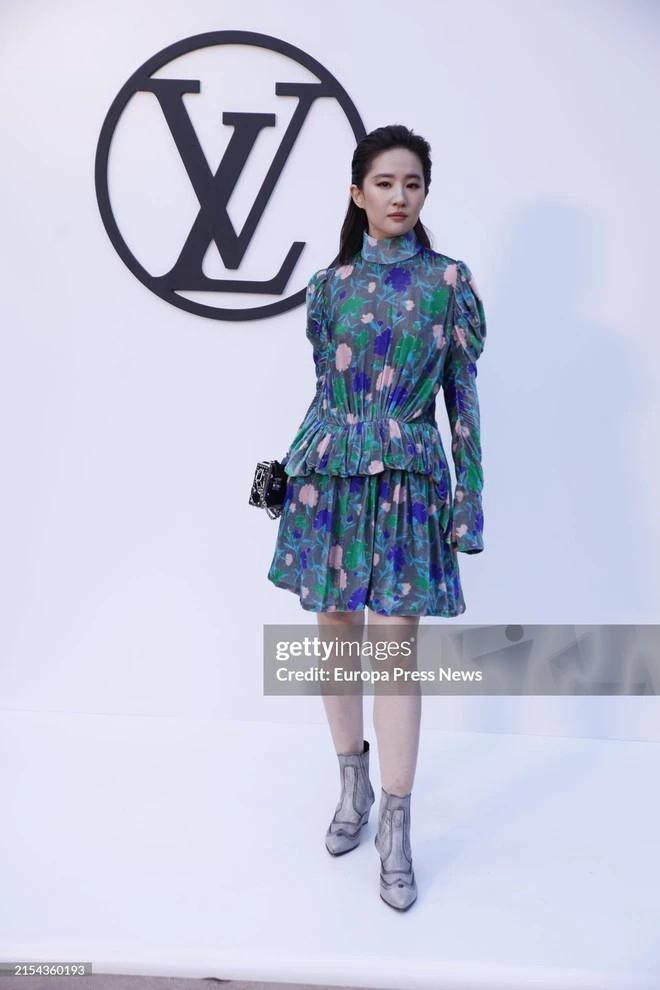 ua ống kính cam thường, "thần tiên tỷ tỷ" vẫn đốn gục người hâm mộ với visual xuất sắc, hút hồn. Làn da mịn màng, tươi tắn tuổi U40 của mỹ nhân Cbiz cũng nhận được nhiều lời khen có cánh từ cộng đồng mạng