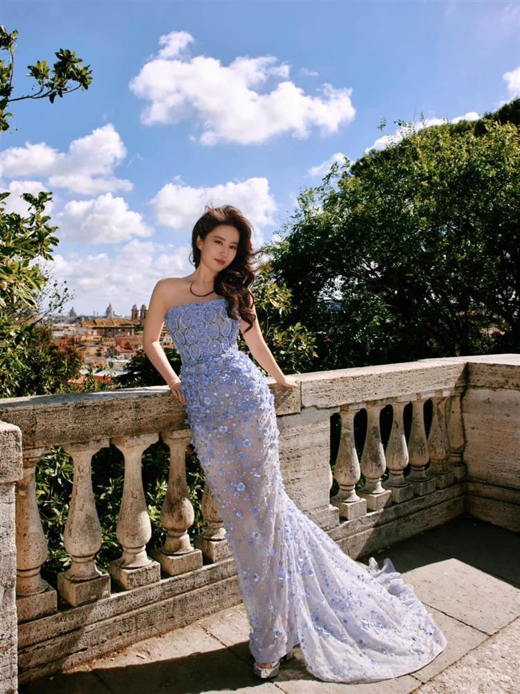 ới danh tiếng từ điện ảnh, Lưu Diệc Phi được các thương hiệu cao cấp săn đón trong vai trò gương mặt đại diện của thương hiệu.