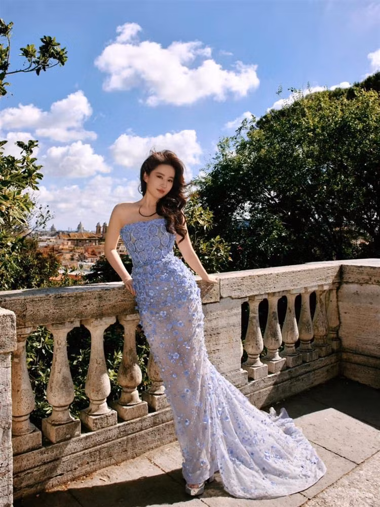 Với danh tiếng từ điện ảnh, Lưu Diệc Phi được các thương hiệu cao cấp săn đón trong vai trò gương mặt đại diện của thương hiệu.