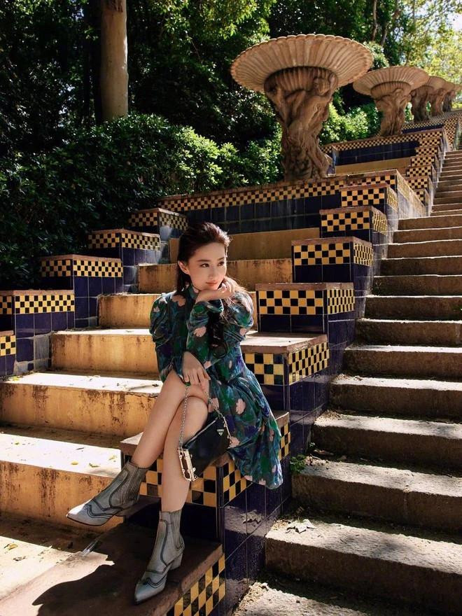 uy nhiên, phần họa tiết cùng cách phối màu quá sến và có phần đứng tuổi đã khiến tạo hình của cô hơi mất điểm một chút.