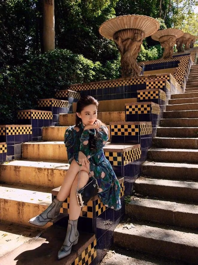 Tuy nhiên, phần họa tiết cùng cách phối màu quá sến và có phần đứng tuổi đã khiến tạo hình của cô hơi mất điểm một chút.