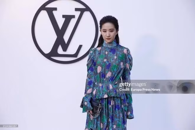 Nhan sắc xinh đẹp cùng thần thái, khí chất sang chảnh, thanh tao của Lưu Diệc Phi đã phải "gánh còng lưng" cho tạo hình của cô lần này.