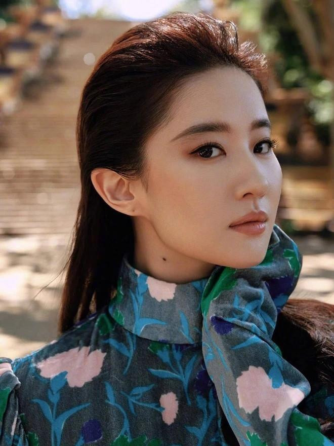 Ngoài ra, việc phối cùng boost kiểu dáng cá tính với một mẫu váy mang hơi hướng 'bánh bèo", nhẹ nhàng cũng khiến dân tình không khỏi khó hiểu.