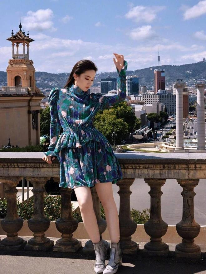 Can canh chiec vay 'dim' nhan sac Luu Diec Phi